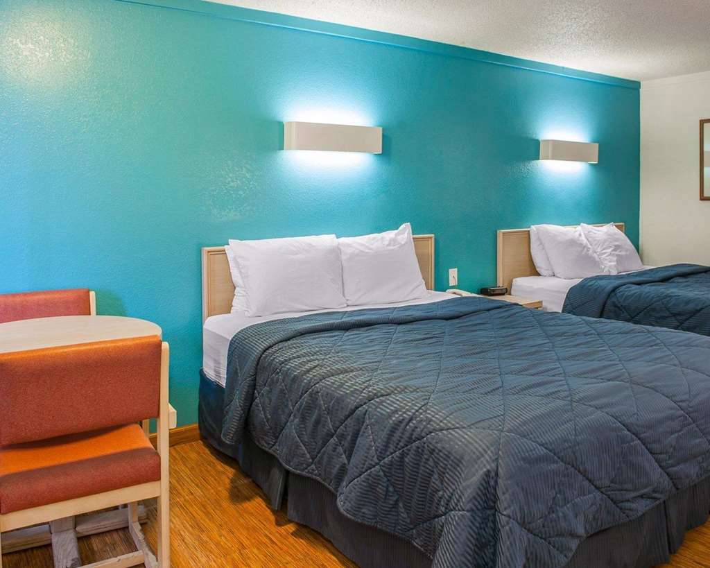 Econo Lodge Richmond Room photo