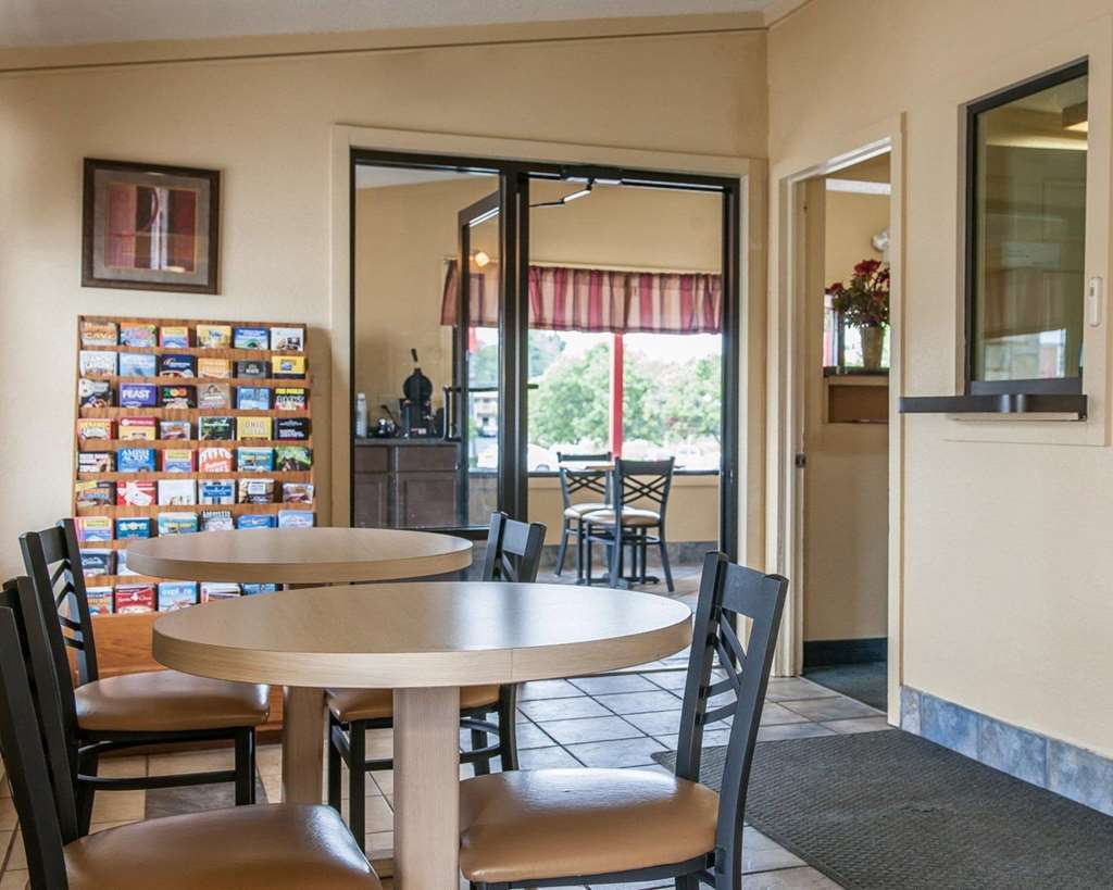 Econo Lodge Richmond Restaurant photo